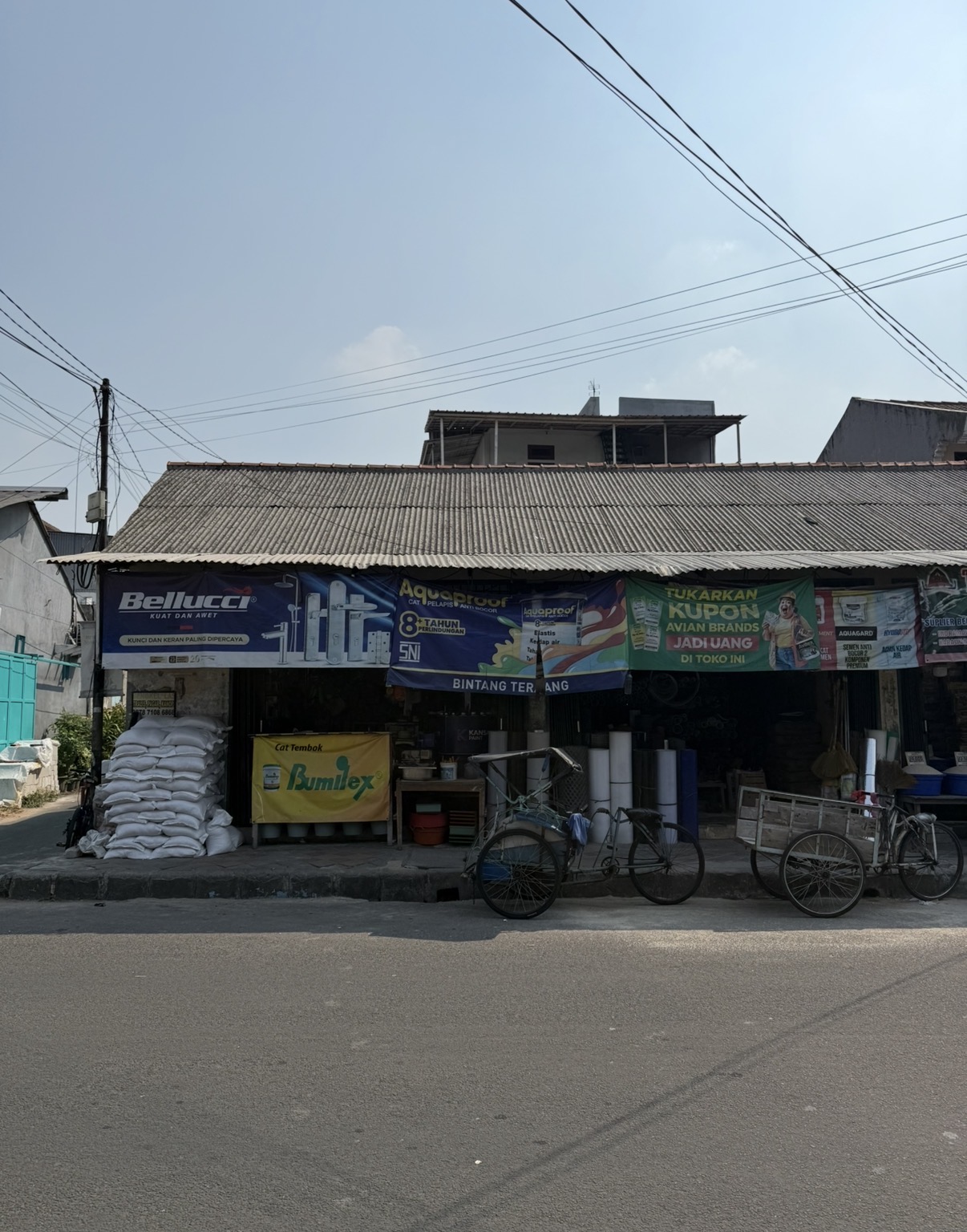 Tampak depan TB Bintang Terang 888 dengan papan nama dan area barang