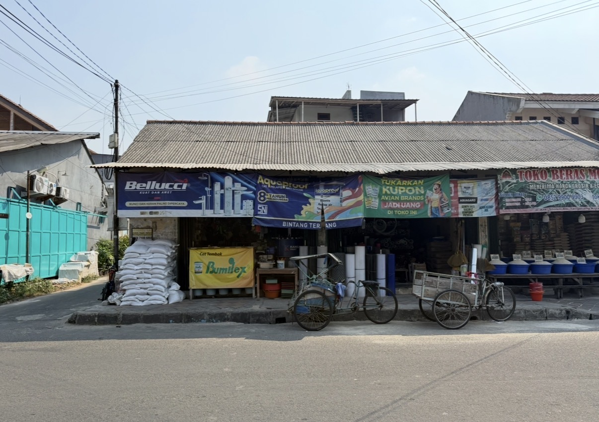 Tampak depan toko TB Bintang Terang 888 dari seberang jalan