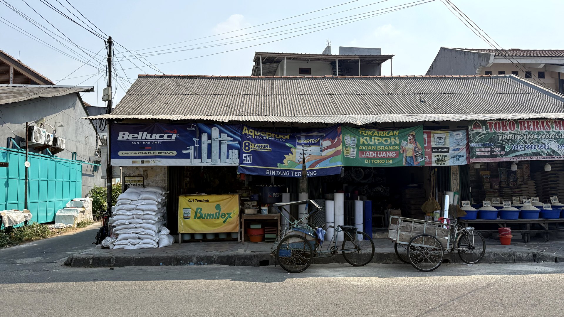 Bagian depan toko TB Bintang Terang 888 di Tangerang.